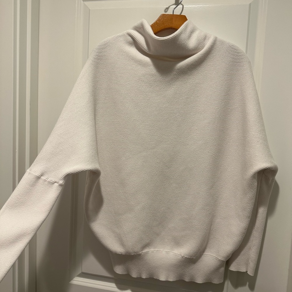 Bluivy Classic White Knit Top